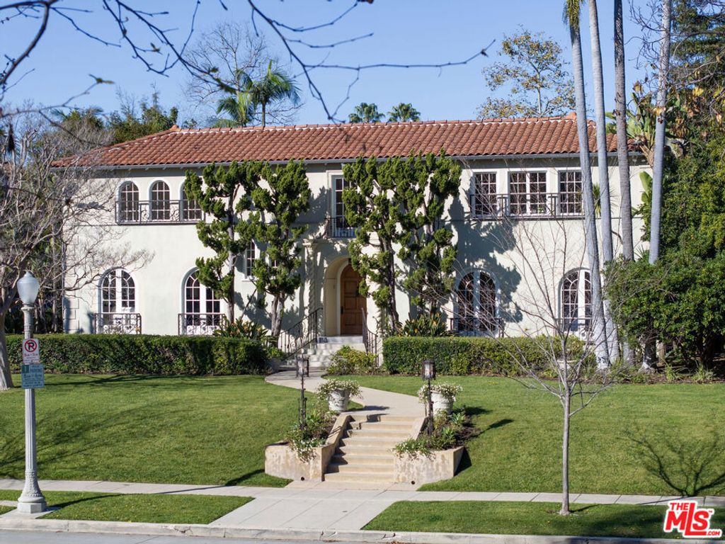 Photo of 441 S Muirfield Road, Los Angeles, CA 90020 (MLS # 26838845)
