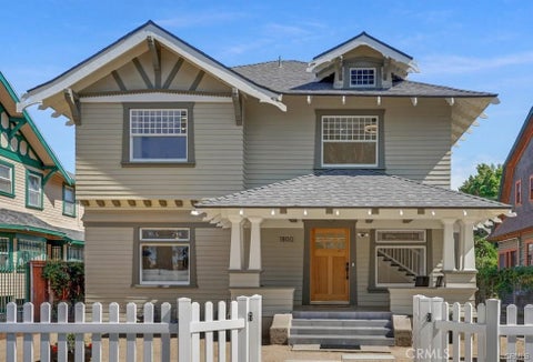 Photo of 1800 Oxford Avenue, Los Angeles, CA 90006 (MLS # DW26203696)