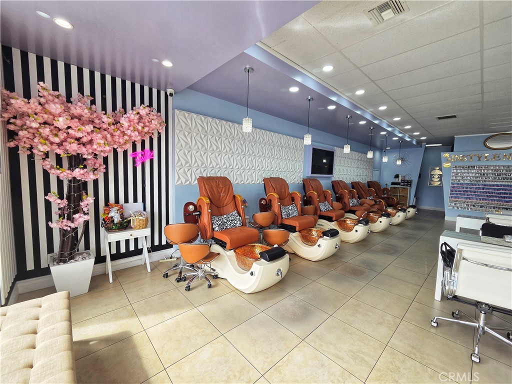 2446 W WHITTIER Boulevard