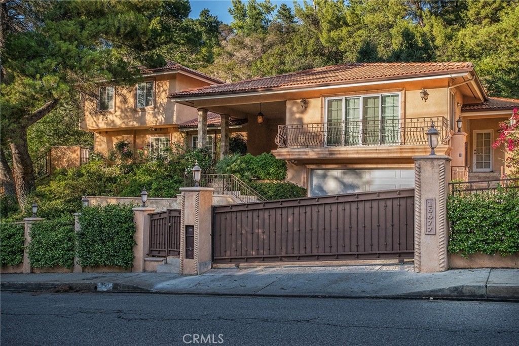 Photo of 16677 Calneva Drive, Encino, CA 91436 (MLS # SR25250192)