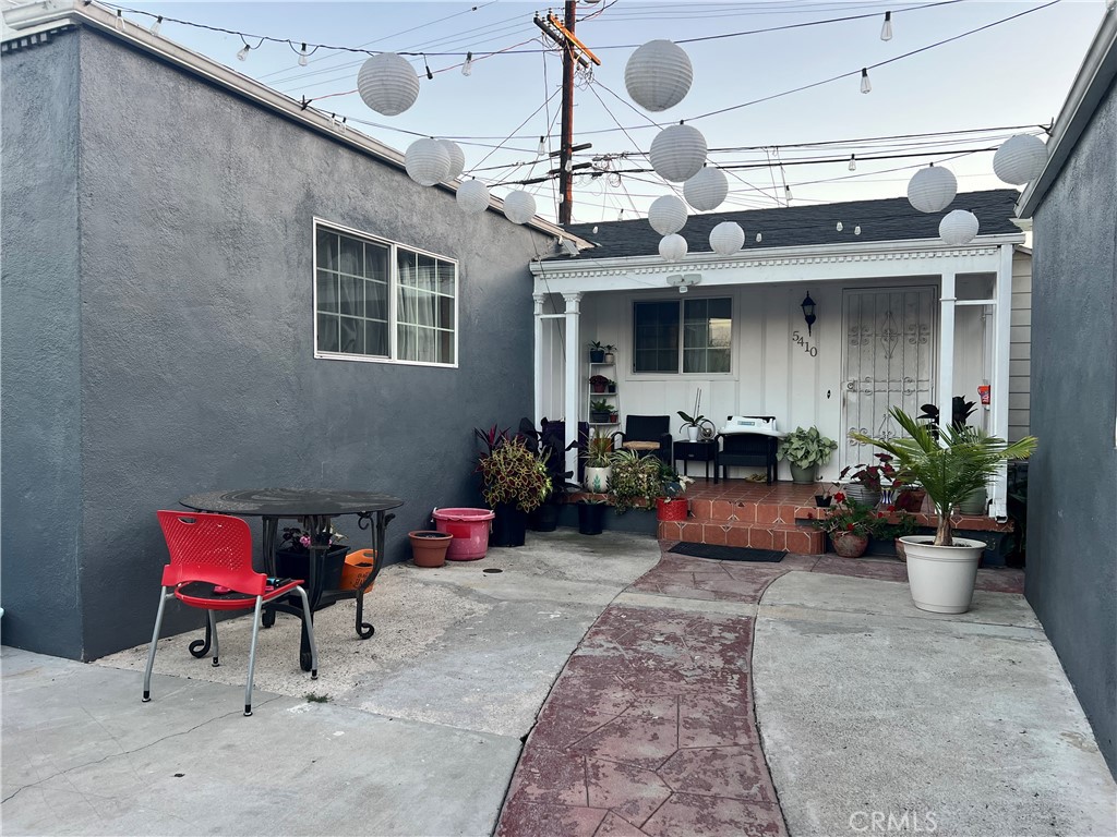 Charming West Adams Bungalow with Bonus Unit!
Welcome to 5410 Smiley Drive, a delightful 2-bedroom, 1-bath home PLUS a bonus room that could be used as an extra bedroom or office, offering classic Los Angeles charm and exciting potential. Set on a spacious lot with a large front yard and mature greenery, this property provides plenty of room for outdoor living, gardening, or future expansion.
Inside, you’ll find a fantastic and functional floor plan ready for your personal touch. Laundry is available inside for added convenience. The garage has been converted into an additional living space and currently hosts a tenant—ideal for extra rental income, a home office, or guest quarters.
Conveniently located near Culver City, West Adams, and the Mid-City corridor, this home offers easy access to shopping, dining, freeways, and the Metro Expo Line. Whether you’re looking to invest, expand, or make it your own, 5410 Smiley Drive is a fantastic opportunity in one of L.A.’s fastest-growing neighborhoods.