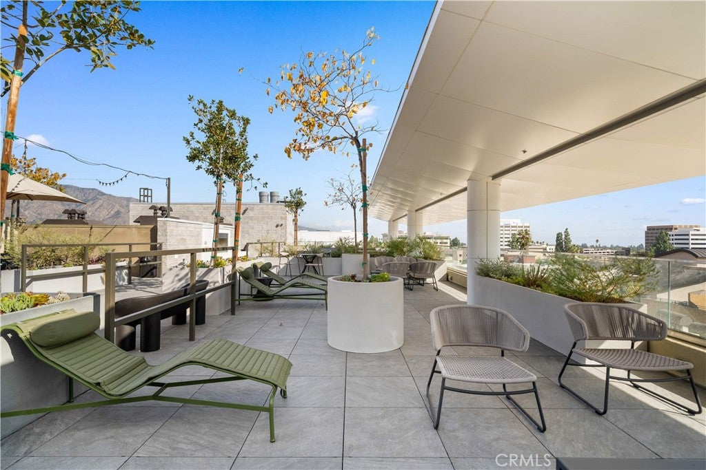 709 E Walnut Street 220