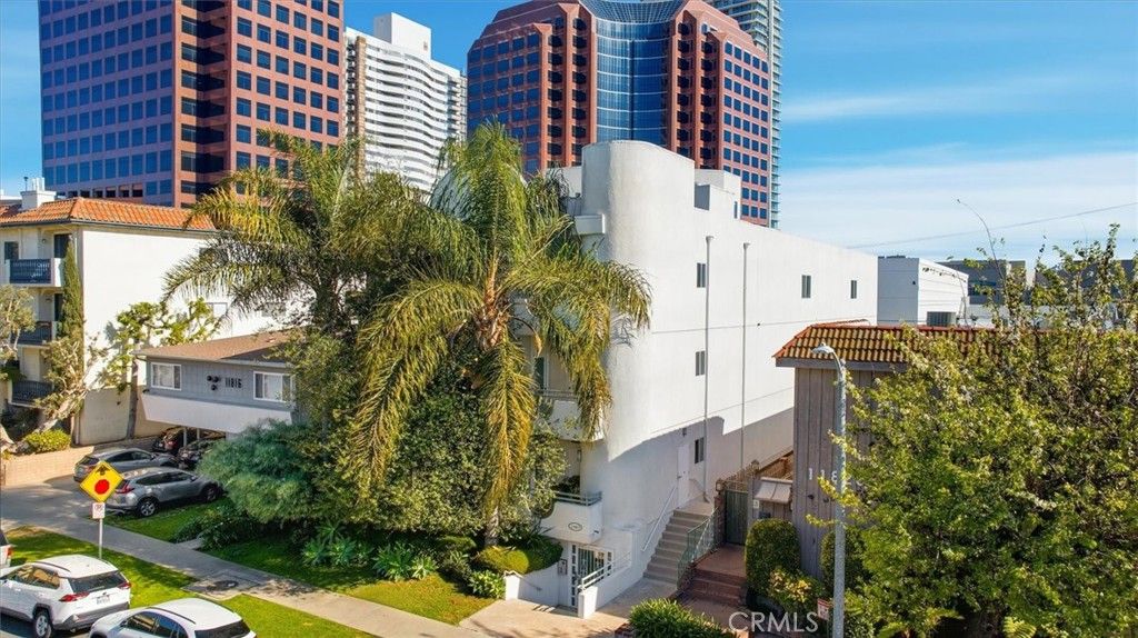 Photo of 11822 Goshen Avenue #303, Los Angeles, CA 90049 (MLS # SB26028240)