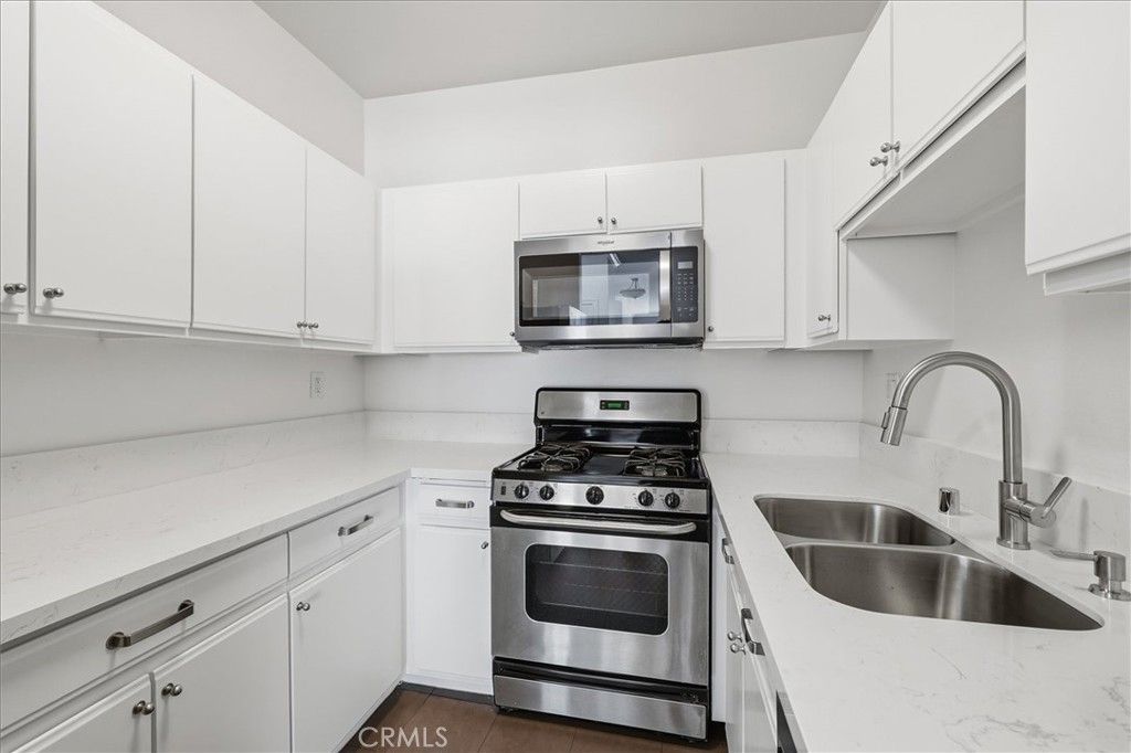 Photo of 11822 Goshen Avenue #303, Los Angeles, CA 90049 (MLS # SB26028240)