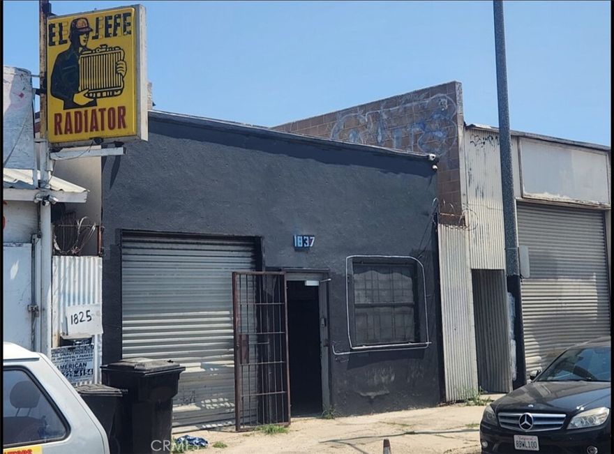 2,500 square feet total (2 units) Two units with separate addresses. Street and alley access. 400 amps of single-phase power. Zoned LM2 manufacturing. Each unit has a roll up door. GREAT RENTAL INVESTMENT PROPERTY.. call agent for details