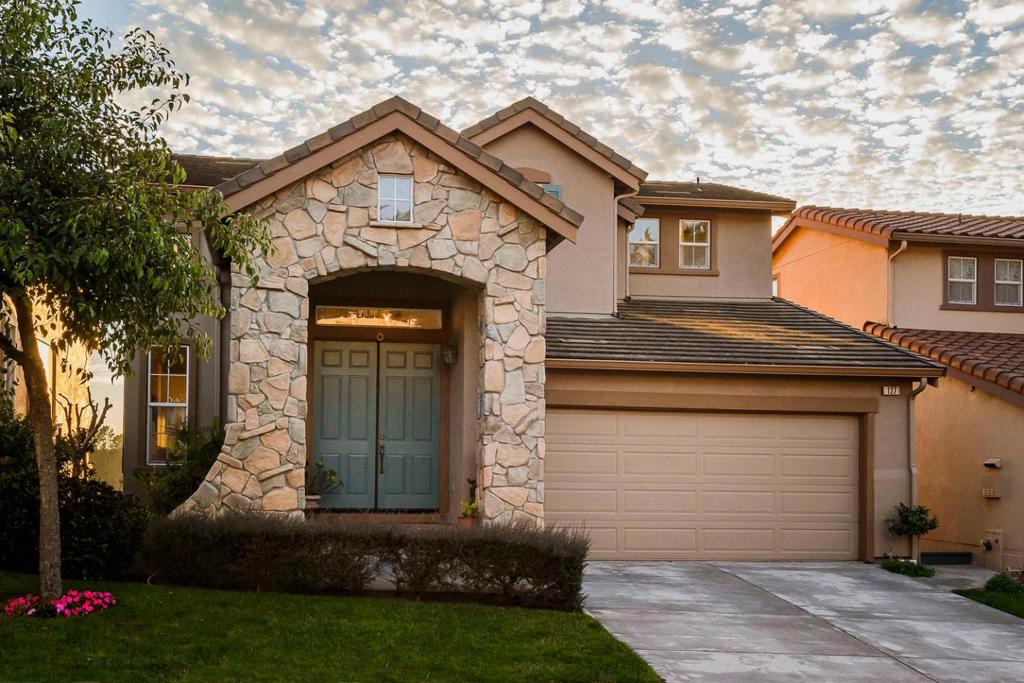 Superbly set on a cul-de-sac, this property personifies California living at its best. This classic home, built in 1998, exudes sophisticated charm and a feeling of space and light.The public rooms offer access to the yard providing stylish indoor-outdoor living. The large family kitchen opens to a spacious family room with views of the Pacific Ocean and rolling mountains. This is a stunning home and a must see property!!
