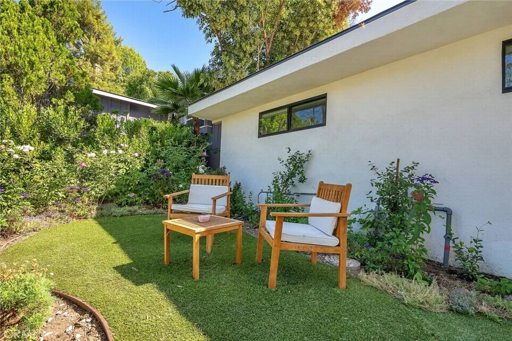 Woodland Hills, California 91364, United States, 3 Bedrooms Bedrooms, ,2 BathroomsBathrooms,Residential,Active,226652