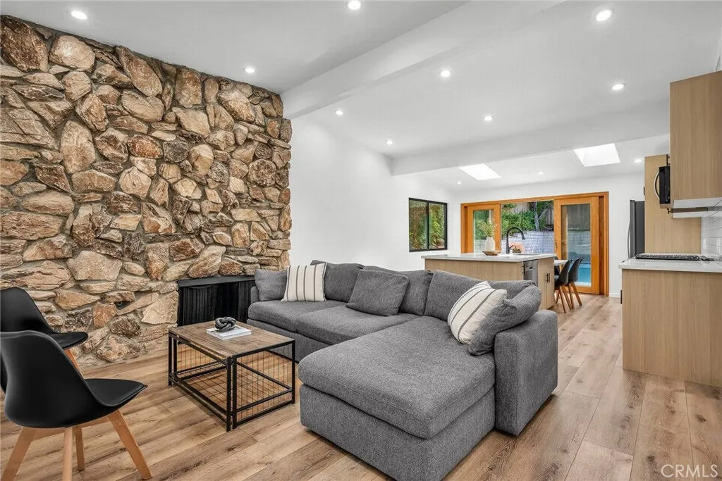 Woodland Hills, California 91364, United States, 3 Bedrooms Bedrooms, ,2 BathroomsBathrooms,Residential,Active,226652