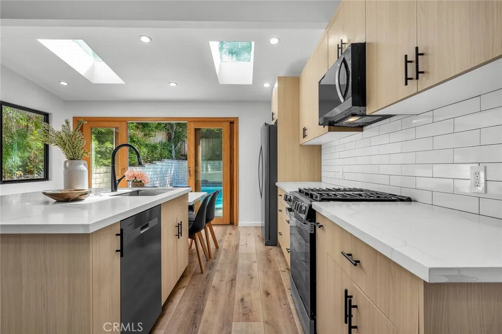 Woodland Hills, California 91364, United States, 3 Bedrooms Bedrooms, ,2 BathroomsBathrooms,Residential,Active,226652