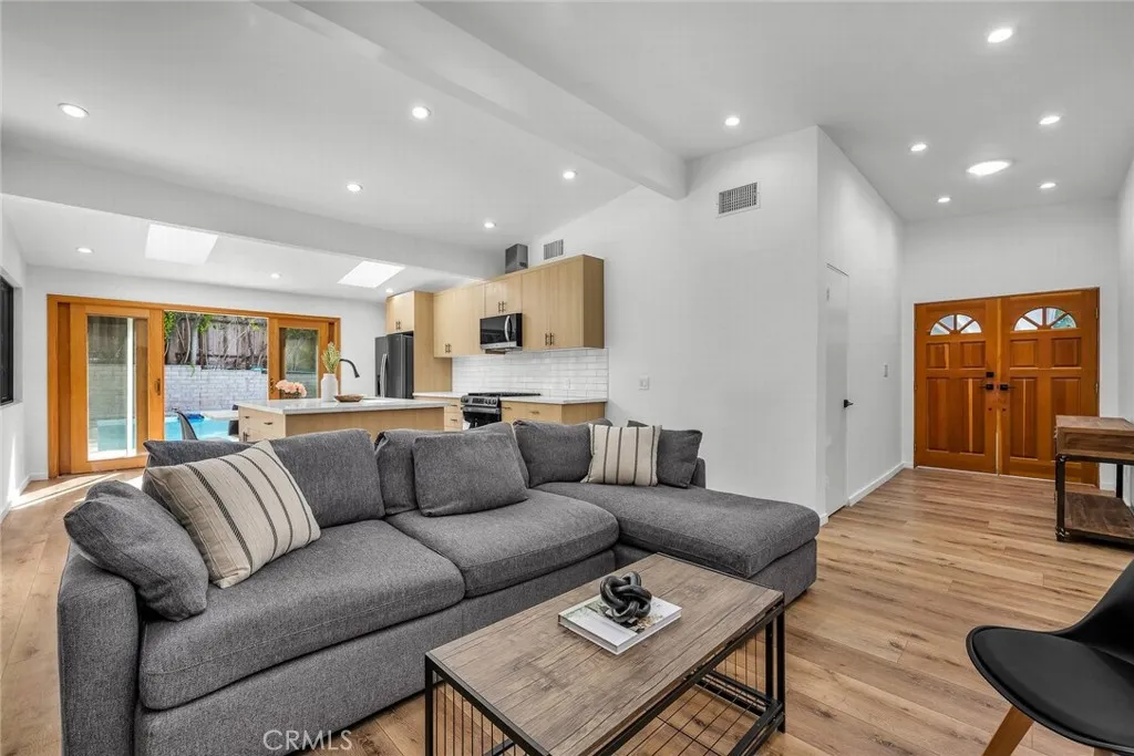 Woodland Hills, California 91364, United States, 3 Bedrooms Bedrooms, ,2 BathroomsBathrooms,Residential,Active,226652