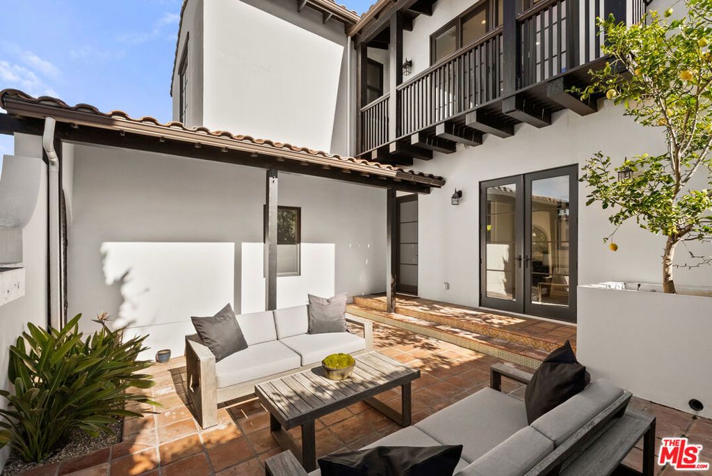 Photo of 530 N Alta Vista Boulevard, Los Angeles, CA 90036 (MLS # 25556779)