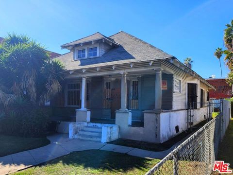 Photo of 4313 S Flower Street, Los Angeles, CA 90037 (MLS # 25623131)
