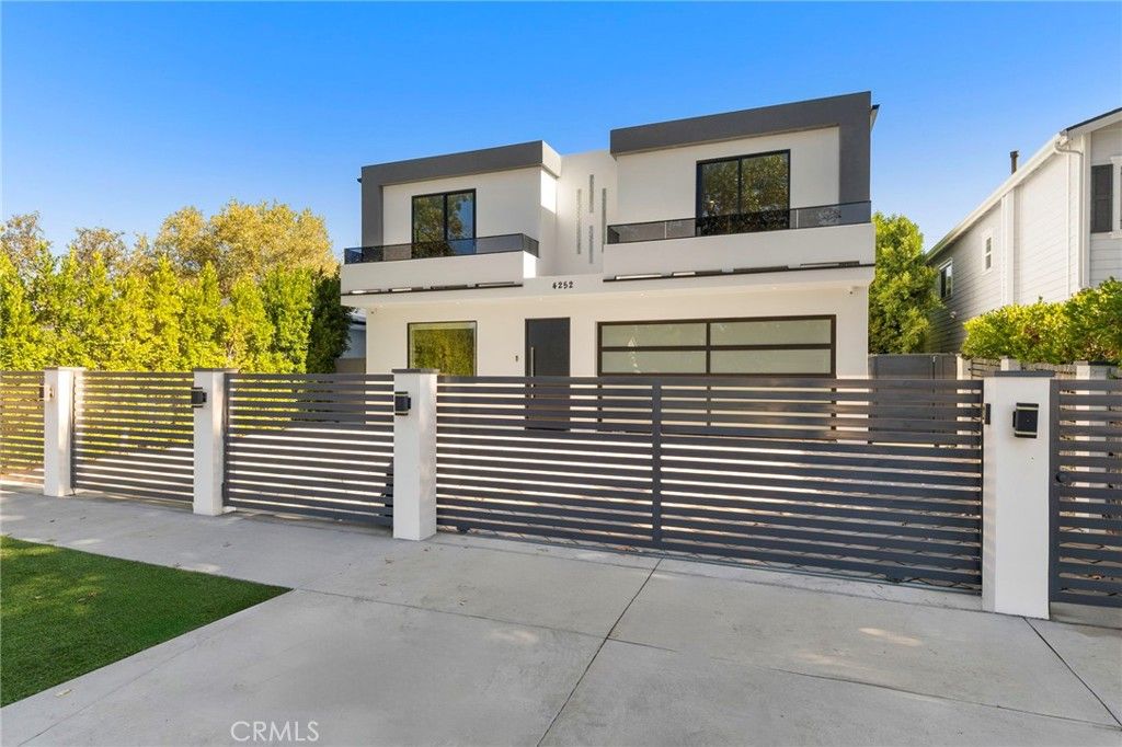 Photo of 4252 Shadyglade, Studio City, CA 91604 (MLS # SR25258706)