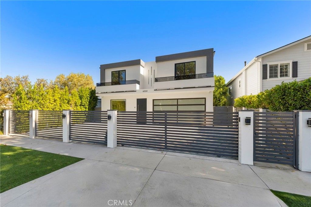 Photo of 4252 Shadyglade, Studio City, CA 91604 (MLS # SR25258706)