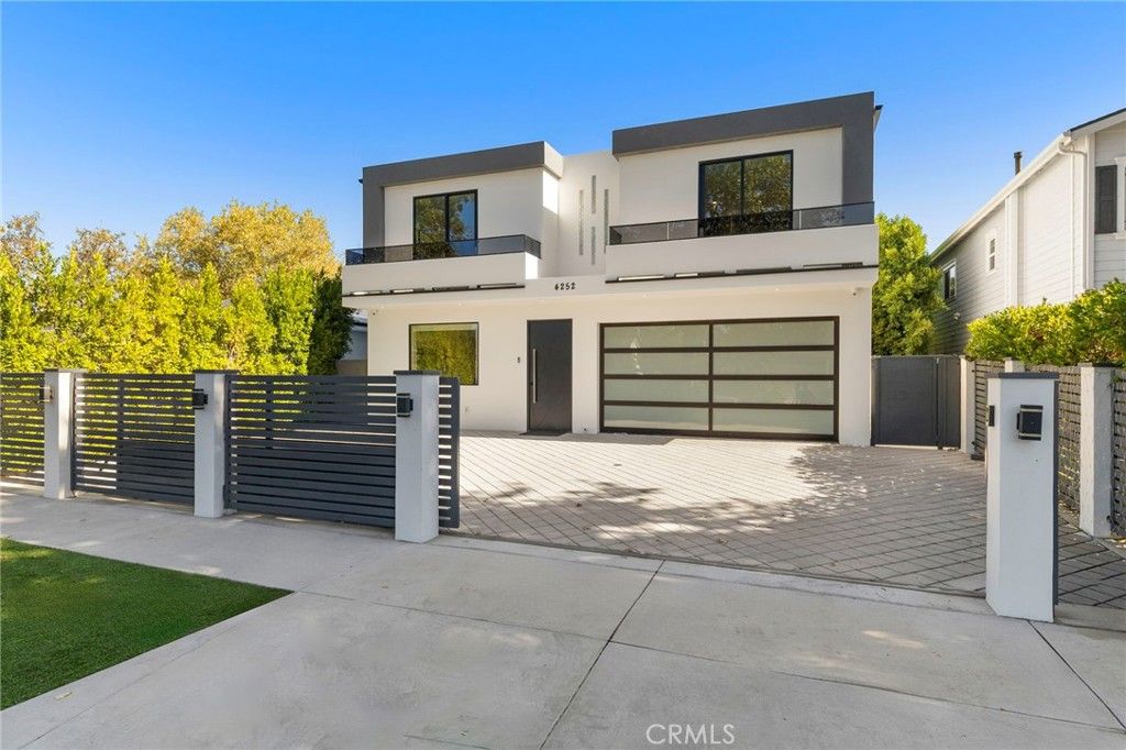 Photo of 4252 Shadyglade, Studio City, CA 91604 (MLS # SR25258706)