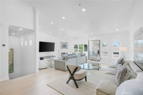 Photo of 401 Seaward Road #2, Corona Del Mar, CA 92625 (MLS # LG26059302)