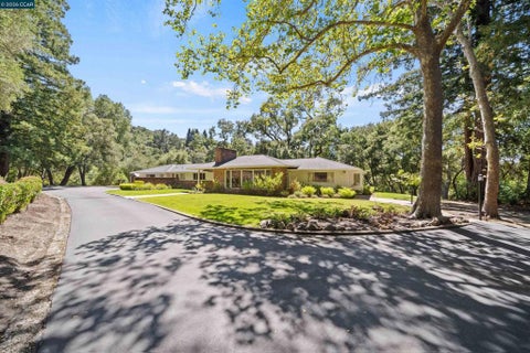 Photo of 18 Sycamore Rd RD, Orinda, CA 94563 (MLS # 41143394)
