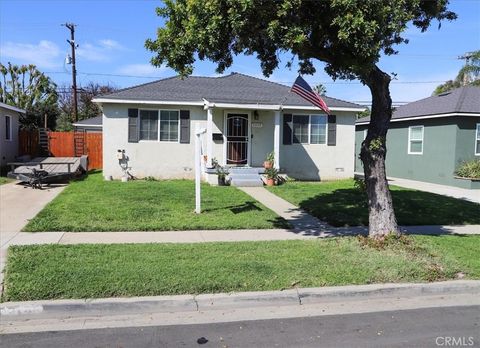Photo of 2409 Pepperwood Ave, Long Beach, CA 90815 (MLS # CV26006968)