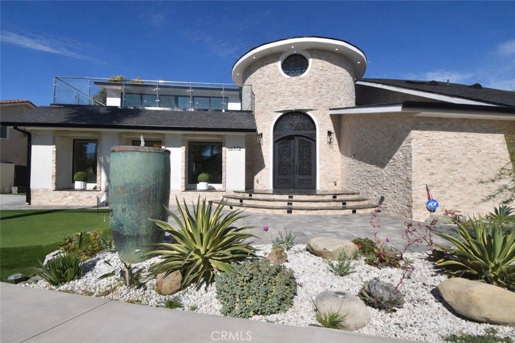 Photo of 16572 Carousel Ln Ln, Huntington Beach, CA 92649 (MLS # PW26081101)