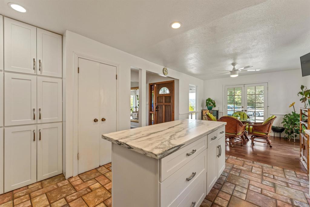 4439 La Canada