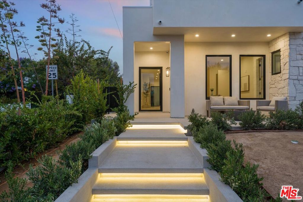 Photo of 12625 Preston Way, Los Angeles, CA 90066 (MLS # 26871897)