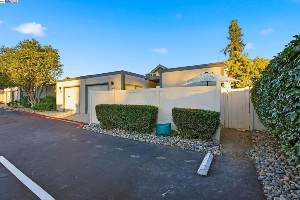 TOWN SQUARE - Residential