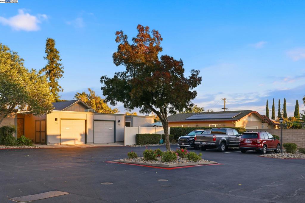 TOWN SQUARE - Residential