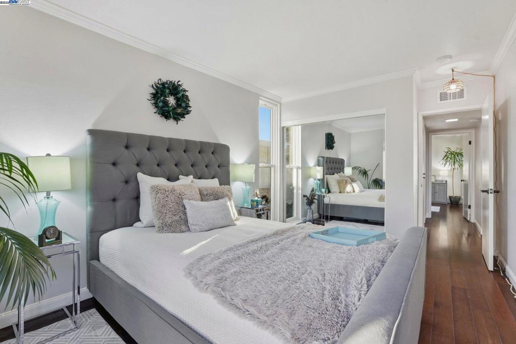 TOWN SQUARE - Residential