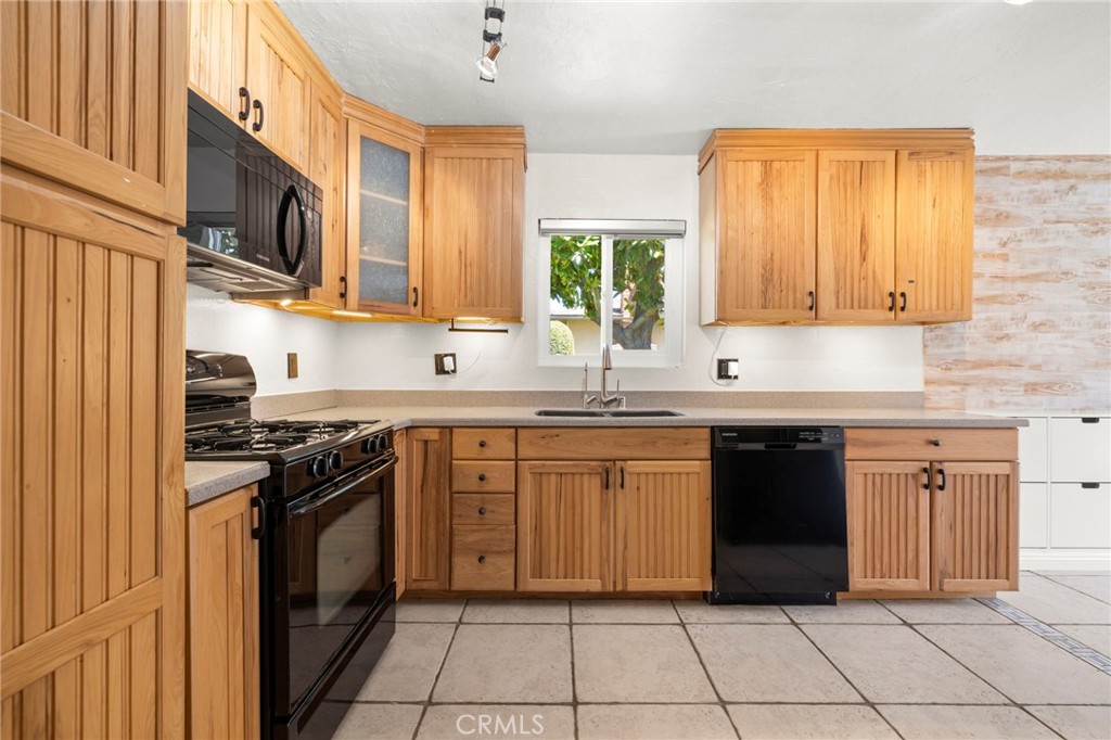 2295 N Tustin Street 25