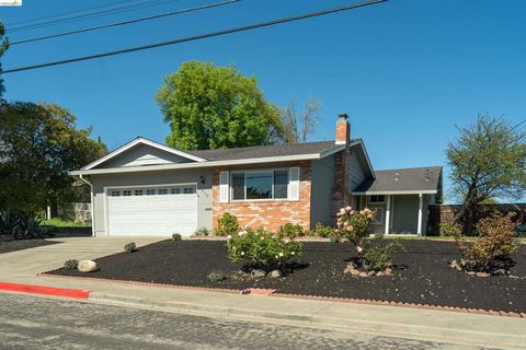 Photo of 410 Fensalir Ave Ave, Pleasant Hill, CA 94523 (MLS # 41127084)