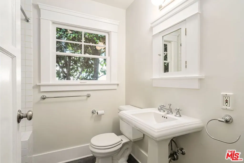 Venice, California 90291, United States, 2 Bedrooms Bedrooms, ,1 BathroomBathrooms,Residential,Active,149771