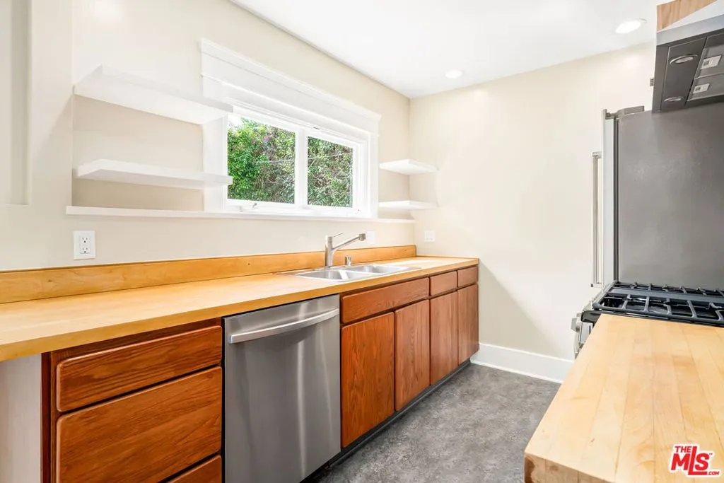 Venice, California 90291, United States, 2 Bedrooms Bedrooms, ,1 BathroomBathrooms,Residential,Active,149771