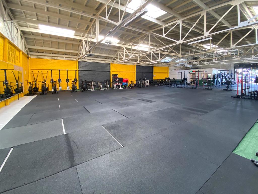 Freestanding 6,200 SF commercial building featuring 25-ft ceilings, roll-up and drive-in doors, showroom, private offices, and two restrooms. Zoned CN-3 and suitable for a wide variety of commercial uses. Situated on a 7,341 SF lot at a high-traffic intersection near Bancroft Ave. Tenant-occupied. Excellent opportunity for owner-user or investor.