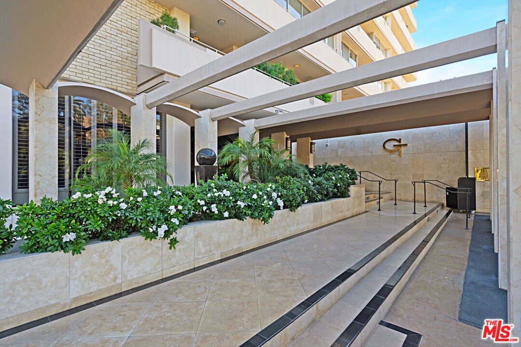 1333 S Beverly Glen 302