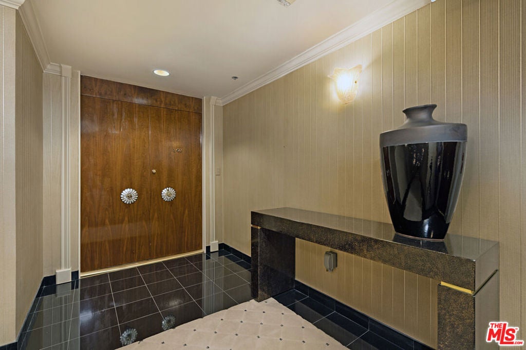 1333 S Beverly Glen 302