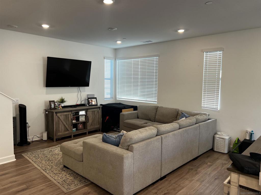 812 Makani St 4