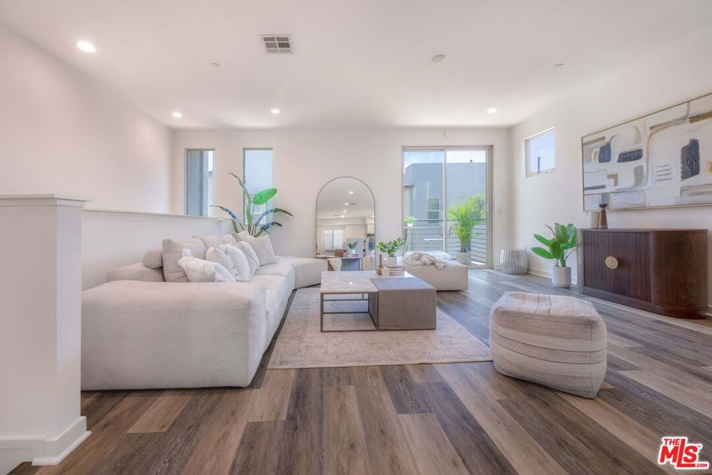 19508 Empire Lane, Northridge CA 91324