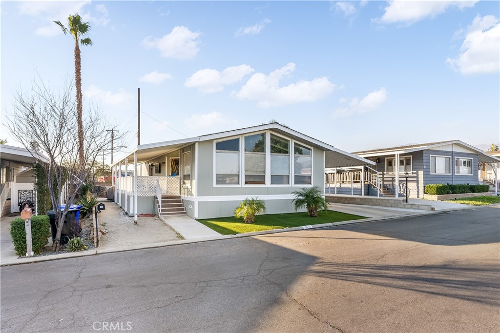 929 E Foothill Boulevard 28