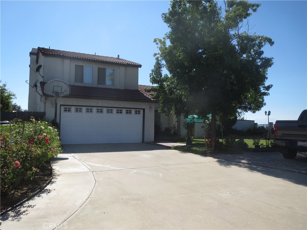Private entrance (quiet place to live & nice area) with panoramic 180* city light & mountain beautiful view, remodel home with more than 2,000sf. 3 beds and 2.5 baths. Big island kitchen with granite countertops & huge space to cook to have fun with the family. Very convenience property nearby restaurant, gas station, post-office, market, Wal-mart & shopping places. You can enjoy sunset & gorgeous views every day, also you can feel happy get entertain the fireworks on 4th of July & also from Disneyland fireworks from the balcony. Plenty of fruit trees (sweet pomegranate, apple, lemon, peaches, guava, oranges, cherries, etc).