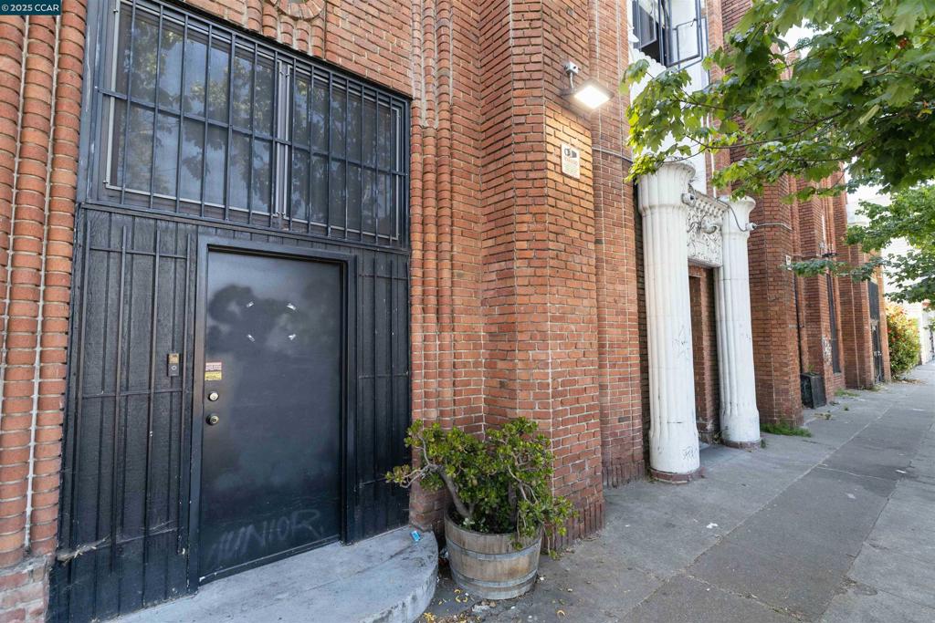WEST OAKLAND - Residential Income