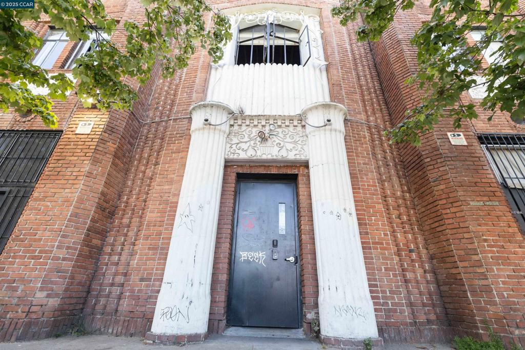 WEST OAKLAND - Residential Income