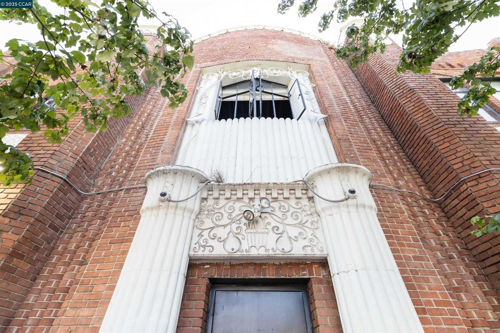 WEST OAKLAND - Residential Income