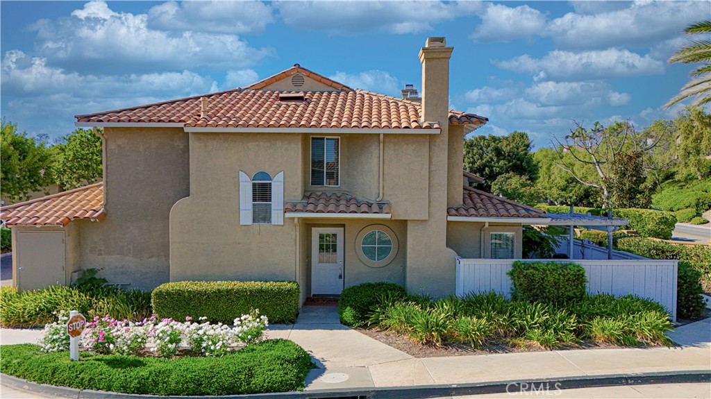 Welcome to this 3-bedroom, 2.5-bathroom end-unit townhome located in the highly desirable Emerald Pointe community, perfectly situated in the heart of Mission Viejo!
The interior is bright and airy with an open, vaulted-ceiling living room featuring abundant natural light, a cozy fireplace, and a charming bay window.
The upgraded kitchen and breakfast bar boast elegant marble countertops, modern cabinetry with beautiful glass doors, and come fully equipped with appliances including a refrigerator, washer, and dryer — truly move-in ready!
The main level includes a convenient powder room and a direct-access two-car garage. Just steps from your garage, you’ll find one of the community’s two sparkling pools.
Residents also enjoy access to two swimming pools, a relaxing spa, and scenic greenbelts, creating a resort-style living experience.
Your private backyard patio is ideal for barbecues, entertaining, or simply unwinding. The community also features paved walking paths and shaded seating areas, providing a peaceful environment to relax and recharge.
As a homeowner, you’ll have exclusive Lake Mission Viejo privileges, including hiking, fishing, boating, community and private events, and outdoor concerts, offering endless recreation and entertainment options.
The location is unbeatable, with top-rated schools, popular dining spots, coffee shops, grocery stores, The Shops at Mission Viejo, beautiful parks, and hiking trails all just minutes away.
This home perfectly blends investment potential and comfortable living. Don’t miss this opportunity — schedule your private showing today!