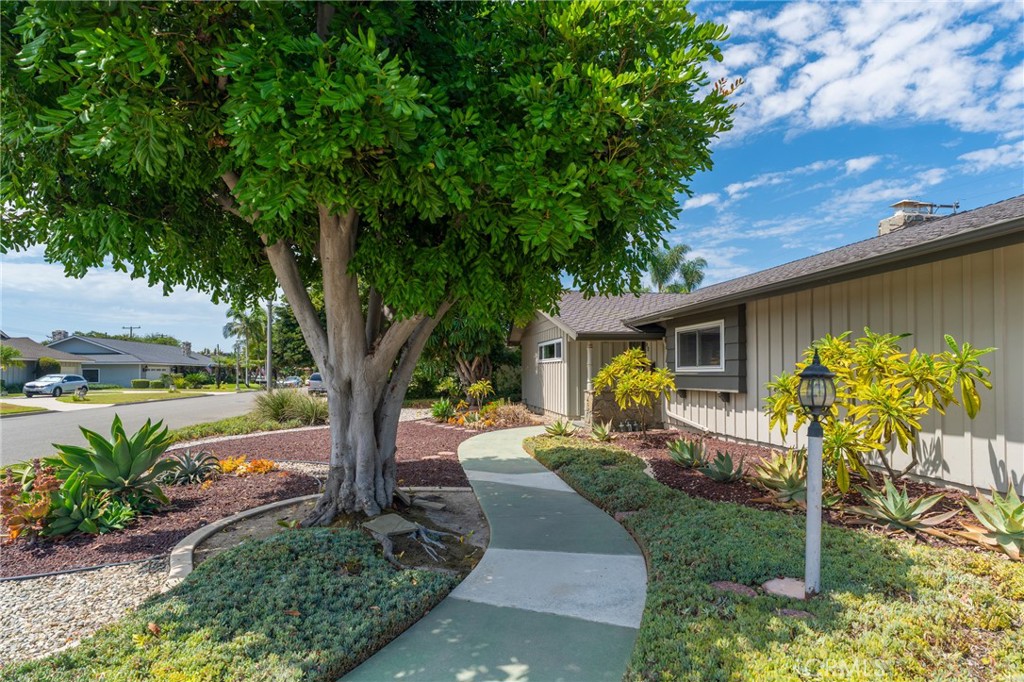 921 W Pioneer Drive