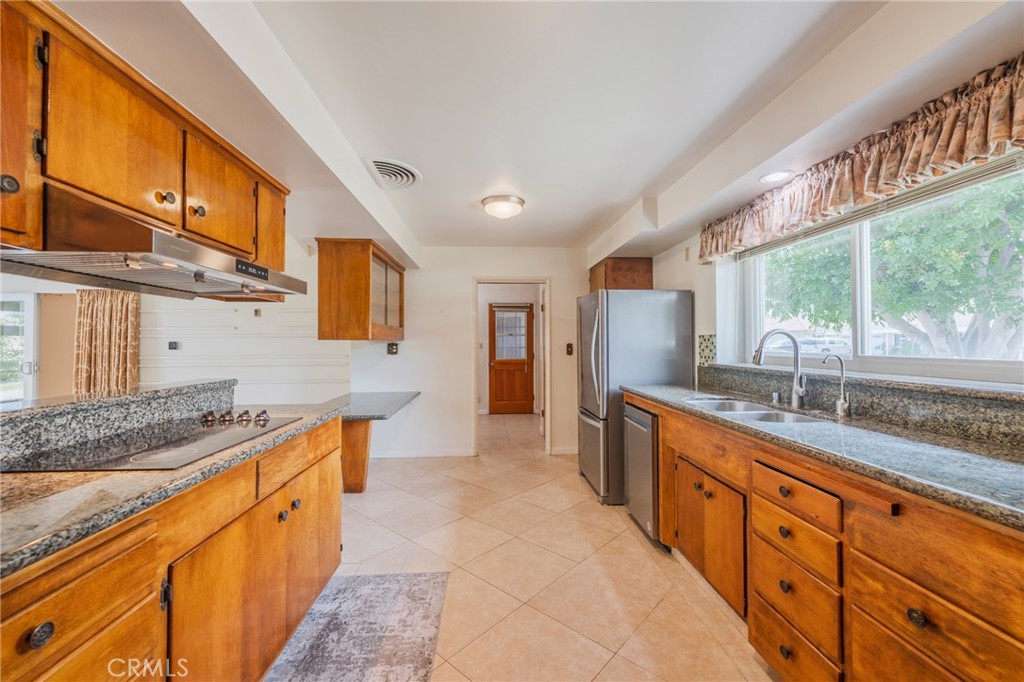 921 W Pioneer Drive