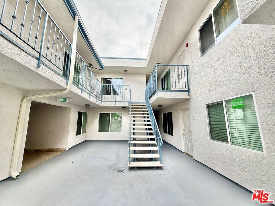 7035 Woodley Avenue 203