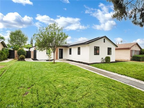 Photo of 7055 Fallbrook Avenue, West Hills, CA 91307 (MLS # SR25246764) Photo of 7055 Fallbrook Avenue, West Hills, CA 91307 (MLS # SR25246764)