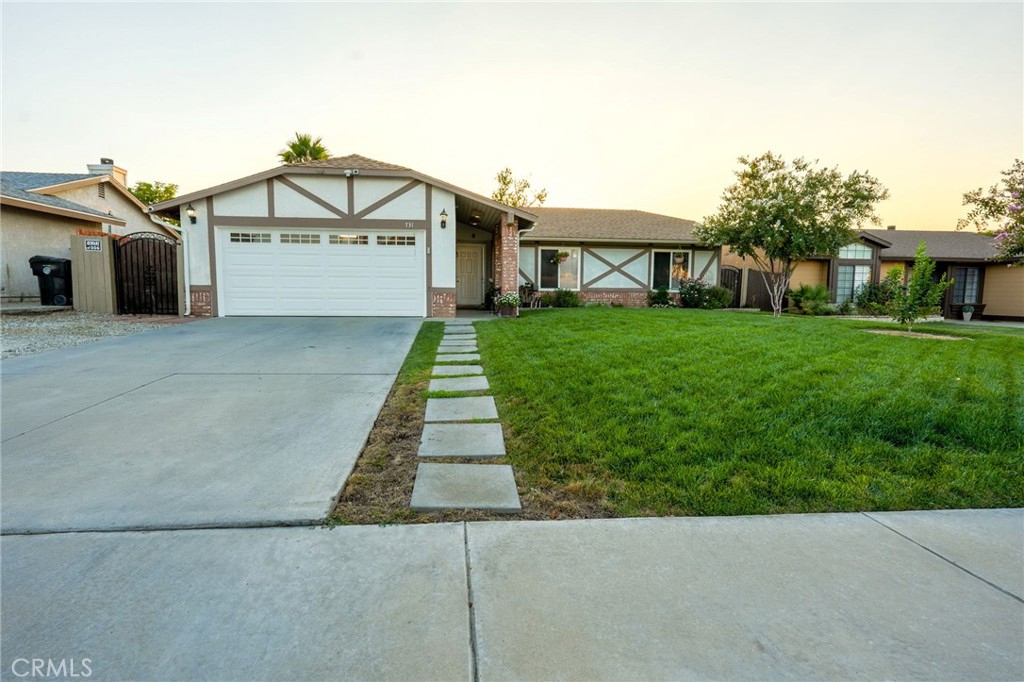 Welcome to this charming 4-bedroom, 2-bath home in the heart of Hemet! Featuring a spacious front yard and thoughtful updates, this property offers both comfort and style. Step inside to a warm and cozy living room highlighted by a beautiful fireplace—perfect for enjoying coffee as fall is just around the corner. The kitchen includes an L-shaped counter with plenty of workspace and opens to a large dining area, ideal for family meals or entertaining.
Whether you’re searching for your first home or your forever home, this property is a wonderful choice. Conveniently located near schools, parks, and shopping centers, it offers both comfort and convenience.