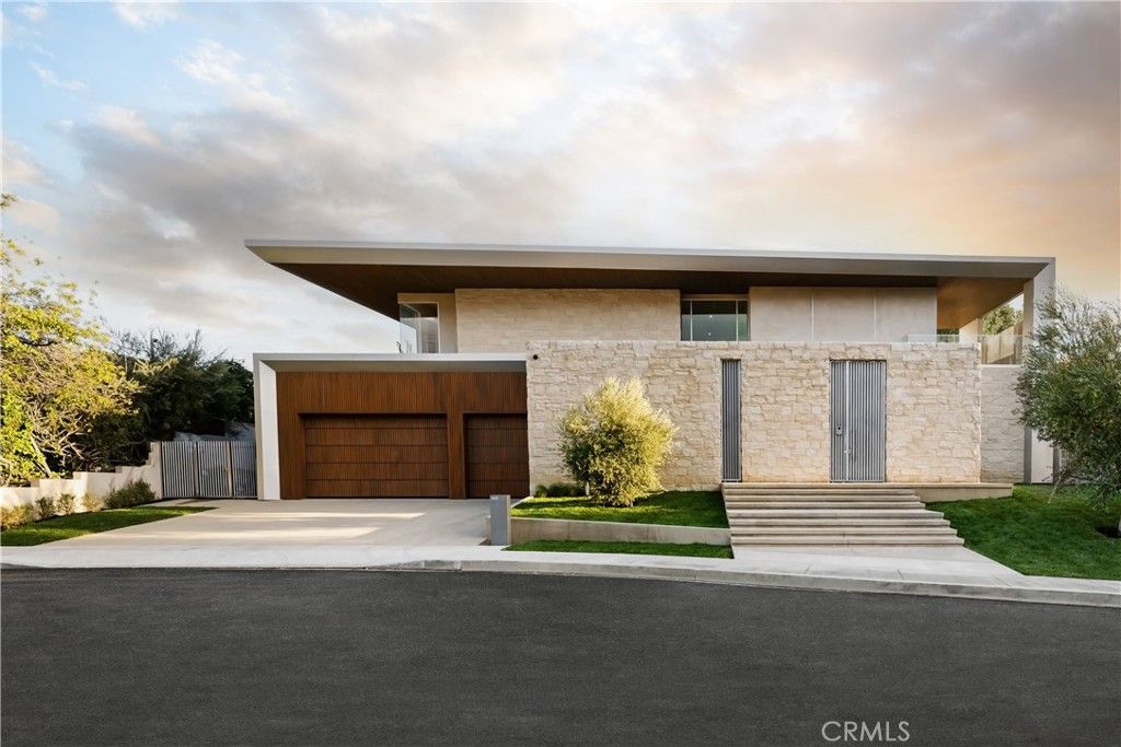 Photo of 4442 Estrondo Drive, Encino, CA 91436 (MLS # SR25230937)