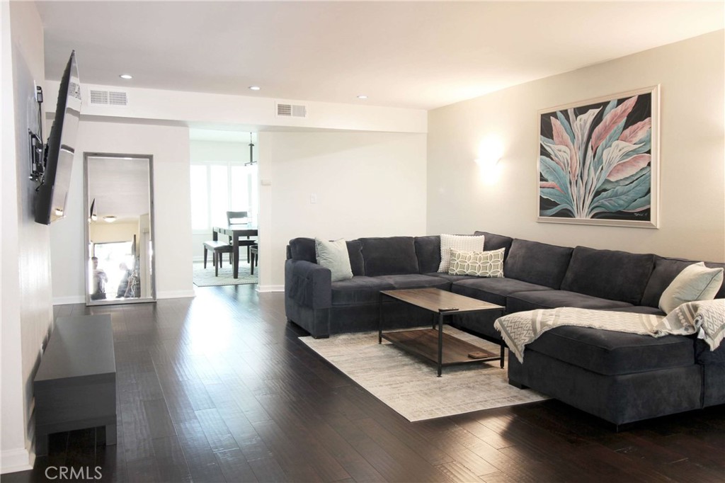 Enjoy comfort and privacy in this fully furnished and modern 3-bedroom, 2.5-bath end-unit townhome, just steps from Ventura Blvd. With over 1,700 sq. ft., hardwood floors, Carrera marble kitchen, energy-efficient windows, and a private patio, this fully remodeled space is the ideal Home
Private gated entry
2 covered parking spots
Washer/dryer in-unit
Walkable to shops & restaurants
20 mins to Malibu, 15 to Universal
Your bright, secure, and centrally located Home!